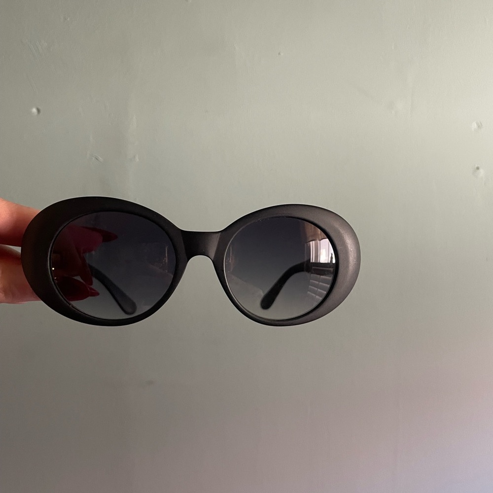 Chic Black Oval Sunglasses